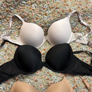 4 victoria Secret bras 34D